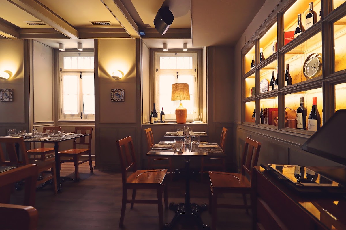 Street Smash Burgers warm dining room